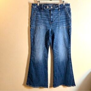 AMERICAN EAGLE Sz 16S Super High Rise Flare Distressed Hem Mid-Wash Jeans NEW